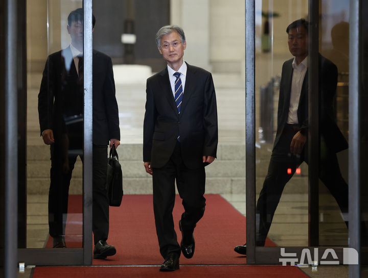 [서울=뉴시스] 김진아 기자 = 조희대 대법원장이 17일 서울 서초구 대법원에서 퇴근하고 있다.  조 대법원장은 이날 한덕수 전 국무총리와 이재명 대통령의 공직선거법 위반 사건 처리를 논의했다는 의혹을 전면 부인했다. 2025.09.17. bluesoda@newsis.com