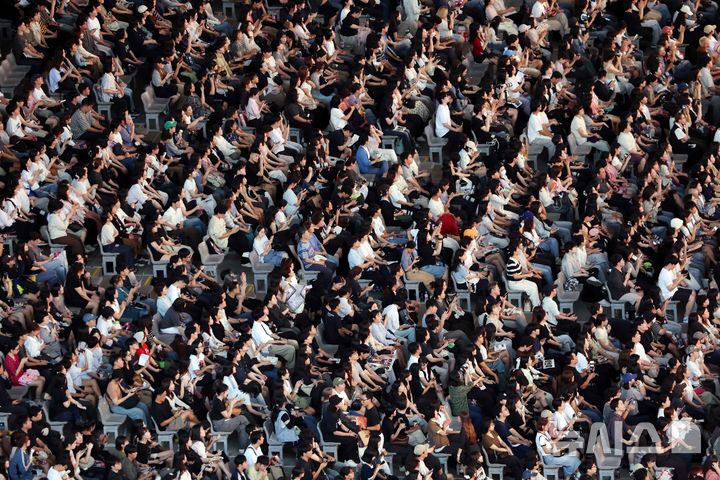  [부산=뉴시스] 하경민 기자 = 제30회 부산국제영화제 개막식이 열린 17일 부산 해운대구 영화의전당에서 관객들이 레드카펫 행사를 지켜보고 있다. 26일까지 열흘간 열리는 이번 영화제는 7개 극장 31개 스크린에서 공식 초청작 64개국 241편과 커뮤니티비프 87편 등 총 328편의 작품을 상영한다. 2025.09.17. yulnetphoto@newsis.com