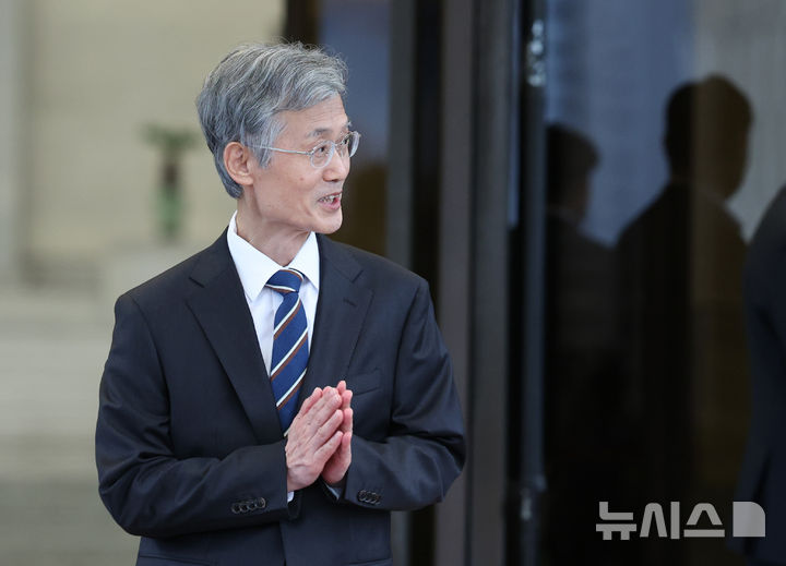 [서울=뉴시스] 김진아 기자 = 조희대 대법원장이 17일 서울 서초구 대법원에서 퇴근하고 있다.  조 대법원장은 이날 한덕수 전 국무총리와 이재명 대통령의 공직선거법 위반 사건 처리를 논의했다는 의혹을 전면 부인했다. 2025.09.17. bluesoda@newsis.com