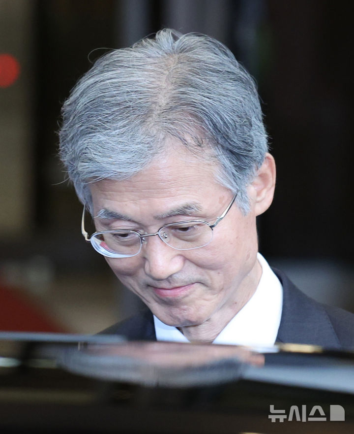 [서울=뉴시스] 김진아 기자 = 조희대 대법원장이 17일 서울 서초구 대법원에서 퇴근하고 있다.  조 대법원장은 이날 한덕수 전 국무총리와 이재명 대통령의 공직선거법 위반 사건 처리를 논의했다는 의혹을 전면 부인했다. 2025.09.17. bluesoda@newsis.com