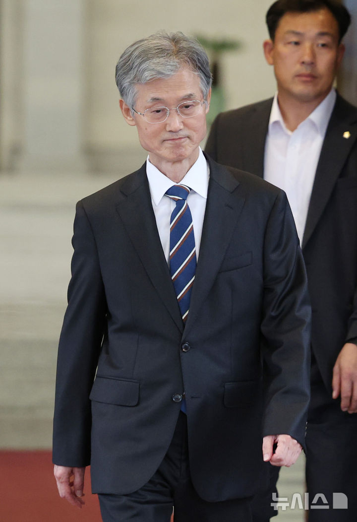 [서울=뉴시스] 김진아 기자 = 조희대 대법원장이 17일 서울 서초구 대법원에서 퇴근하고 있다.  조 대법원장은 이날 한덕수 전 국무총리와 이재명 대통령의 공직선거법 위반 사건 처리를 논의했다는 의혹을 전면 부인했다. 2025.09.17. bluesoda@newsis.com