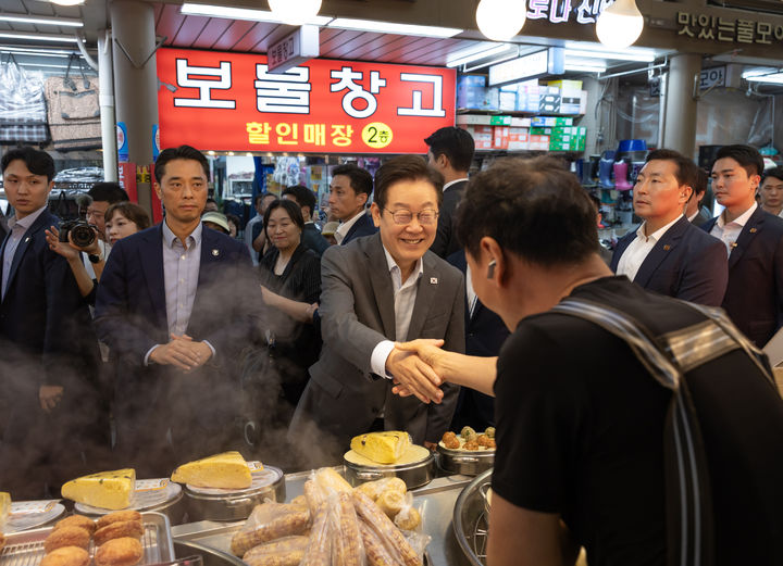 [서울=뉴시스] 이재명 대통령이 17일 성남시 태평동 현대시장을 방문해 상인들과 인사를 하고 있다. (사진=대통령실 제공) 2025.09.17. photo@newsis.com *재판매 및 DB 금지
