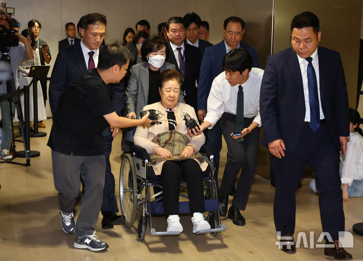 [서울=뉴시스] 황준선 기자 = 한학자 통일교 총재가 17일 오후 서울 종로구 KT광화문빌딩 웨스트에 마련된 김건희 특검 사무실에서 피의자 신분으로 조사를 마친 뒤 귀가하고 있다. 2025.09.17. hwang@newsis.com