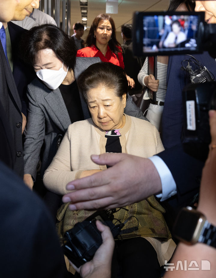 [서울=뉴시스] 황준선 기자 = 한학자 통일교 총재가 17일 오후 서울 종로구 KT광화문빌딩 웨스트에 마련된 김건희 특검 사무실에서 피의자 신분으로 조사를 마친 뒤 귀가하고 있다. 2025.09.17. hwang@newsis.com