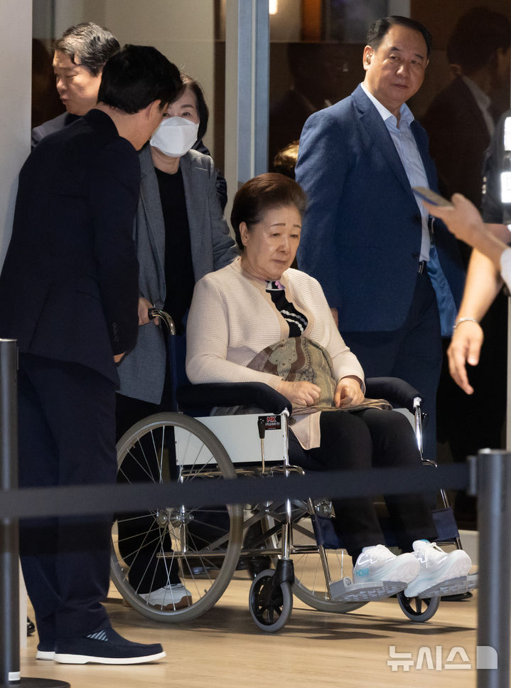 [서울=뉴시스] 황준선 기자 = 한학자 통일교 총재가 17일 오후 서울 종로구 KT광화문빌딩 웨스트에 마련된 김건희 특검 사무실에서 피의자 신분으로 조사를 마친 뒤 귀가하고 있다. 2025.09.17. hwang@newsis.com