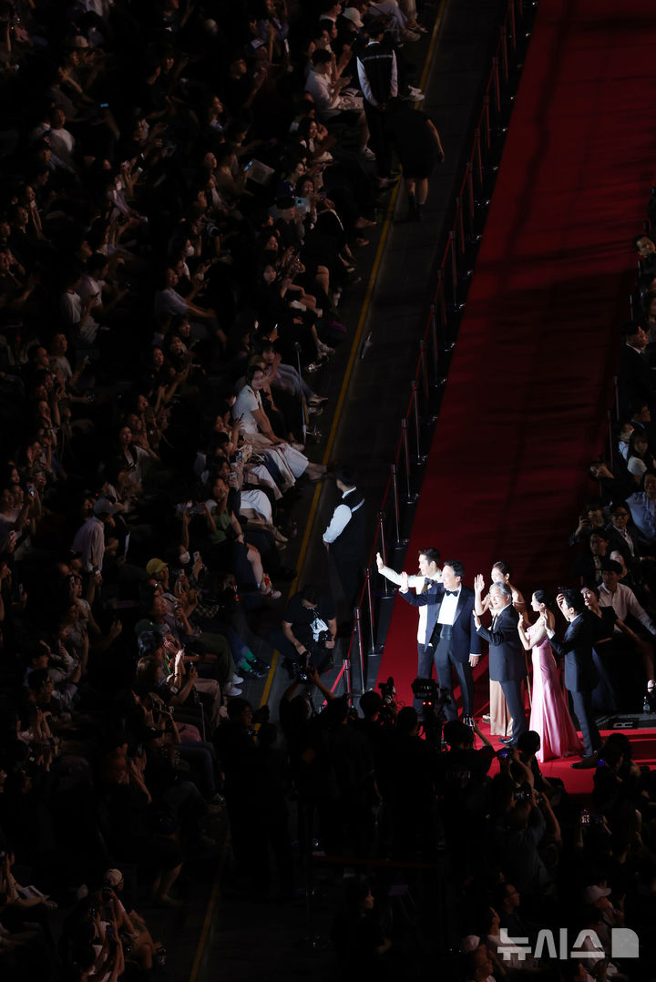 [부산=뉴시스] 하경민 기자 = 제30회 부산국제영화제 개막식이 열린 17일 부산 해운대구 영화의전당에서 개막작인 '어쩔수가없다' 박찬욱 감독과 배우들이 레드카펫을 지나고 있다.26일까지 열흘간 열리는 이번 영화제는 7개 극장 31개 스크린에서 공식 초청작 64개국 241편과 커뮤니티비프 87편 등 총 328편의 작품을 상영한다. 2025.09.17. yulnetphoto@newsis.com
