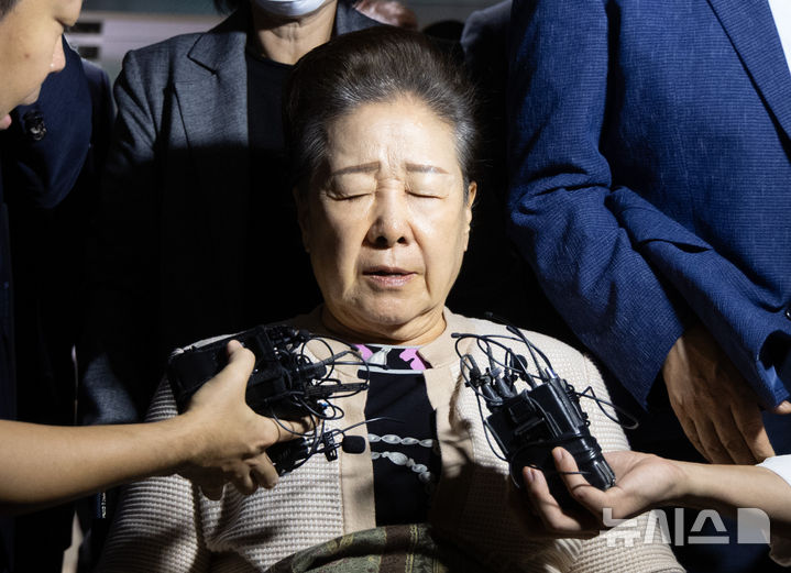[서울=뉴시스] 황준선 기자 = 한학자 통일교 총재가 17일 오후 서울 종로구 KT광화문빌딩 웨스트에 마련된 김건희 특검 사무실에서 피의자 신분으로 조사를 마친 뒤 귀가하고 있다. 2025.09.17. hwang@newsis.com