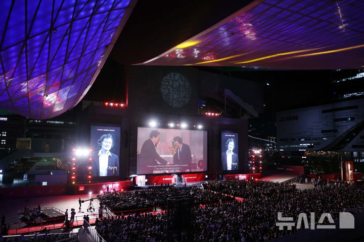  [부산=뉴시스] 하경민 기자 = 제30회 부산국제영화제 개막식이 17일 부산 해운대구 영화의전당에서 열리고 있다. 26일까지 열흘간 열리는 이번 영화제는 7개 극장 31개 스크린에서 공식 초청작 64개국 241편과 커뮤니티비프 87편 등 총 328편의 작품을 상영한다. 2025.09.17. yulnetphoto@newsis.com