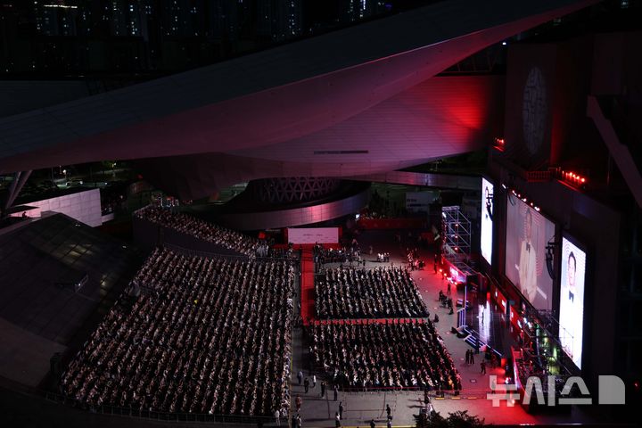  [부산=뉴시스] 하경민 기자 = 제30회 부산국제영화제 개막식이 17일 부산 해운대구 영화의전당에서 열리고 있다. 26일까지 열흘간 열리는 이번 영화제는 7개 극장 31개 스크린에서 공식 초청작 64개국 241편과 커뮤니티비프 87편 등 총 328편의 작품을 상영한다. 2025.09.17. yulnetphoto@newsis.com