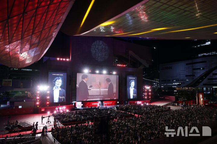  [부산=뉴시스] 하경민 기자 = 제30회 부산국제영화제 개막식이 17일 부산 해운대구 영화의전당에서 열리고 있다. 26일까지 열흘간 열리는 이번 영화제는 7개 극장 31개 스크린에서 공식 초청작 64개국 241편과 커뮤니티비프 87편 등 총 328편의 작품을 상영한다. 2025.09.17. yulnetphoto@newsis.com