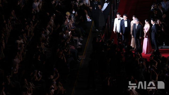 [부산=뉴시스] 하경민 기자 = 제30회 부산국제영화제 개막식이 열린 17일 부산 해운대구 영화의전당에서 개막작인 '어쩔수가없다'의 박찬욱 감독과 배우들이 레드카펫을 지나고 있다.26일까지 열흘간 열리는 이번 영화제는 7개 극장 31개 스크린에서 공식 초청작 64개국 241편과 커뮤니티비프 87편 등 총 328편의 작품을 상영한다. 2025.09.17. yulnetphoto@newsis.com