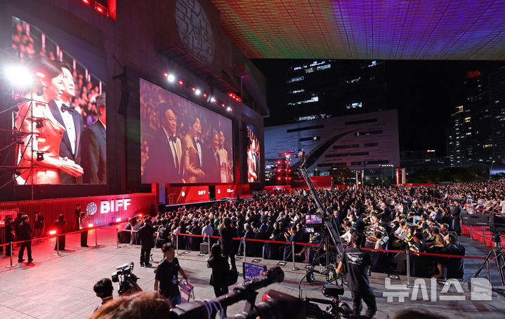 [부산=뉴시스] 박진희 기자 = 영화 '어쩔수가없다' 감독 박찬욱과 배우 이병헌, 손예진, 박희순, 이성민, 염혜란이 17일 부산 해운대구 영화의전당에서 제30회 부산국제영화제 개막식 레드카펫 행사에 참석하고 있다. 2025.10.17. pak7130@newsis.com