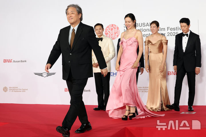 [부산=뉴시스] 박진희 기자 = 영화 '어쩔수가없다' 감독 박찬욱과 배우 이병헌, 손예진, 박희순, 이성민, 염혜란이 17일 부산 해운대구 영화의전당에서 제30회 부산국제영화제 개막식 레드카펫 행사에 참석하고 있다. 2025.10.17. pak7130@newsis.com