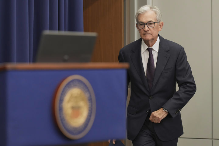 [워싱턴=AP/뉴시스]제롬 파월 미국 연방준비제도(Fed·연준) 의장이 17일(현지 시간) 미국 워싱턴DC 연준 이사회 건물에서 열린 연방공개시장위원회(FOMC) 정례회의 결과 기자회견을 위해 들어서고 있다. 연준은 이틀간 FOMC 정례회의를 진행한 결과 기준금리를 연 4.25~4.50%에서 4.0~4.25%로 0.25%포인트 인하했다. 2025.09.18.