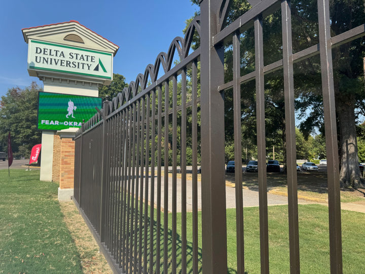 [클리블랜드( 미 미시시피주)=AP/뉴시스] 9월 17일 흑인 대학생 시신이 나무에 매달린 채 발견된 미시시피주 델타 주립대의 입구. 2025. 09.19.&nbsp; 