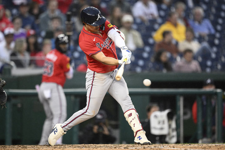 [워싱턴=AP/뉴시스] 애틀랜타 브레이브스의 김하성이 17일(현지 시간) 미 워싱턴 D.C. 내셔널스 파크에서 열린 2025 메이저리그 워싱턴 내셔널스와의 경기 8회 초 중전 안타를 치고 있다. 김하성은 4타수 2안타 2타점 2득점 1볼넷으로 활약했고, 애틀랜타는 9-4로 승리했다. 2025.9.18. 