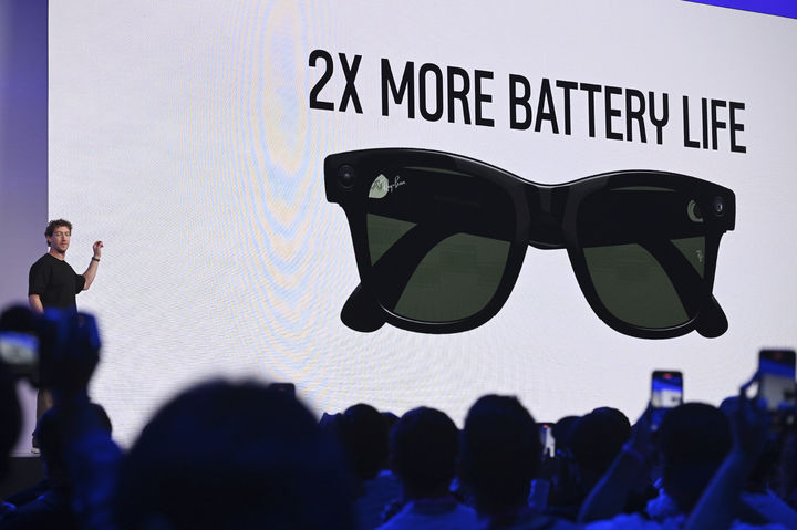 [멘로파크=AP/뉴시스] 마크 저커버그 메타 최고경영자(CEO)가 17일(현지 시간) 미 캘리포니아주 멘로파크에서 열린 개발자 콘퍼런스 '커넥트'에서 신형 스마트 안경을 공개하고 있다. 2025.09.18.