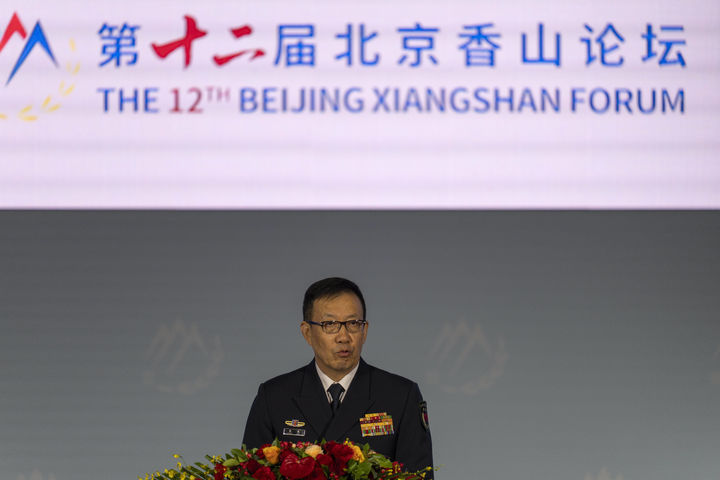 [베이징=AP/뉴시스] 18일 중국 베이징 국제회의센터에서 열린 제12차 샹산포럼에서 둥쥔 중국 국방부장(장관)이 기조 연설을 하고 있다. 둥 부장은 대만과 남중국해 문제에 대한 외부 세력의 간섭을 강하게 비판하며 이를 좌절시키겠다는 강경 메시지를 발신했다. 2025.09.18