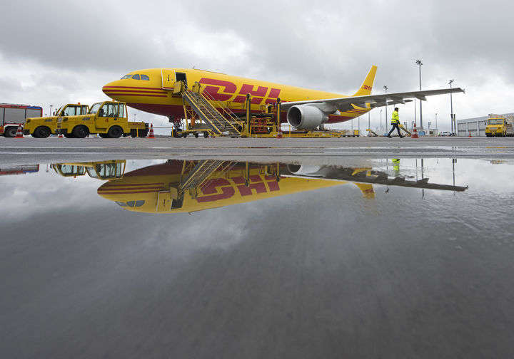 [라이프치히(독일)=AP/뉴시스]2016년 10월12일 독일 라이프치히 인근 슈케우디츠의 유럽 DHL 익스프레스 항공 화물 허브에 DHL 비행기가 세워져 있다. 리투아니아 검찰은 유럽 여러 나라에서 방화 공격을 계획하고 조직한 혐의를 받고 있는 러시아와 연계된 용의자들의 네트워크를 적발했다고 말했다. 2025.09.18.