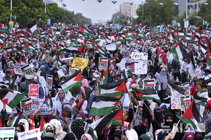 [AP/뉴시스] 지난 18일 파키스탄 남부 카라치에서 종교 조직 '자마트-에-이슬라미' 추종자들이 가자 지구 팔레스타인 인 지지 시위를 하고 있다. 팔레스타인 국기를 사방에서 볼 수 있다.  