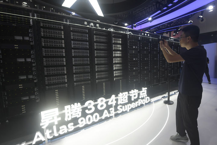 [상하이=AP/뉴시스] 4일(현지 시간) 파이낸셜타임스(FT)에 따르면 중국 정부는 엔비디아의 인공지능(AI) 칩 구매를 금지한 후, 전력비 부담이 커진 자국 빅테크 기업들을 지원하기 위해 에너지 보조금과 인센티브를 확대하고 있다. 사진은 지난 7월26일 상하이에서 열린 세계인공지능대회에서 참가 고객이 화웨이 아틀라스 900 A3 슈퍼팟을 촬영하는 모습. 2025.11.04.