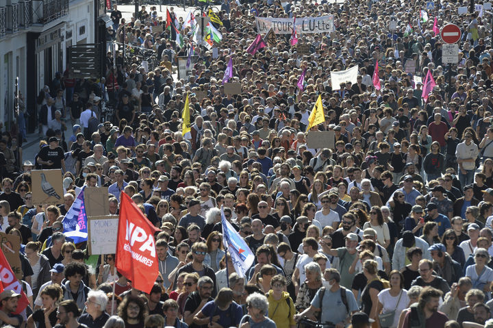 [낭트(프랑스)=AP/뉴시스]프랑스 서부 낭트에서 18일 파업에 나선 노조원들과 예산 삭감에 반대하는 시위대가 거리를 행진하며 시위를 벌이고 있다. 에마뉘엘 마크롱 대통령의 정부와 프랑스 삶의 방식을 뒷받침하는 공공서비스에 대한 지원 삭감에 항의하는 프랑스 시위대가 18일 파리의 지하철 운행을 마비시키고 교통 체증을 일으키는 등 교통 봉쇄에 나서 프랑스 전역을 강타했다. 2025.09.18.