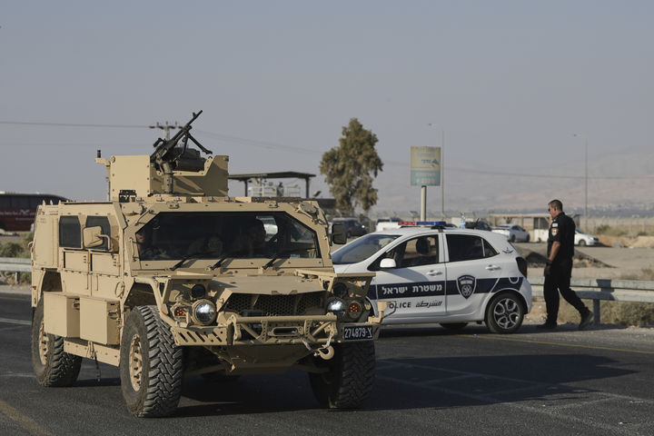 [AP/뉴시스] 9월 28일 서안지구의 콸킬리아 부근 지트 교차로에서 팔레스타인 청년 한 명이 이스라엘군 부대를 향해 트럭을 돌진시켜 군인 1명을 살해한뒤 총살당한 사건이 발생했다.&nbsp; 사진은 9월 18일 이스라엘 당국이 서안지구와 요르단을 잇는 앨런비 교량 검문소에서 총격 사건 발생 뒤 경비를 강화하는 광경. 2025.09.29.