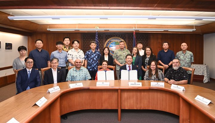 [구미=뉴시스] 괌 정부와 협약 체결하는 김장호 구미시장. (사진=구미시 제공) 2025.09.18 photo@newsis.com *재판매 및 DB 금지