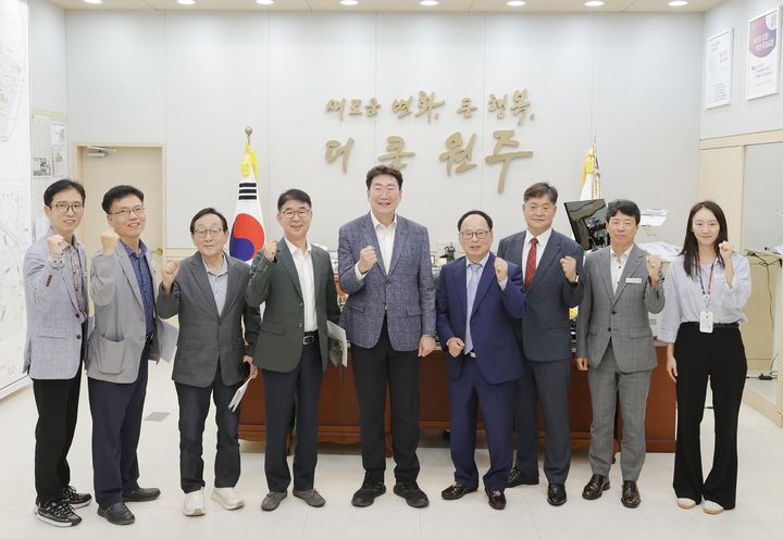 [원주=뉴시스] 산업단지 운영협의회 회장단과 간담회. (사진=원주시 제공) 2025.09.18. photo@newsis.com *재판매 및 DB 금지