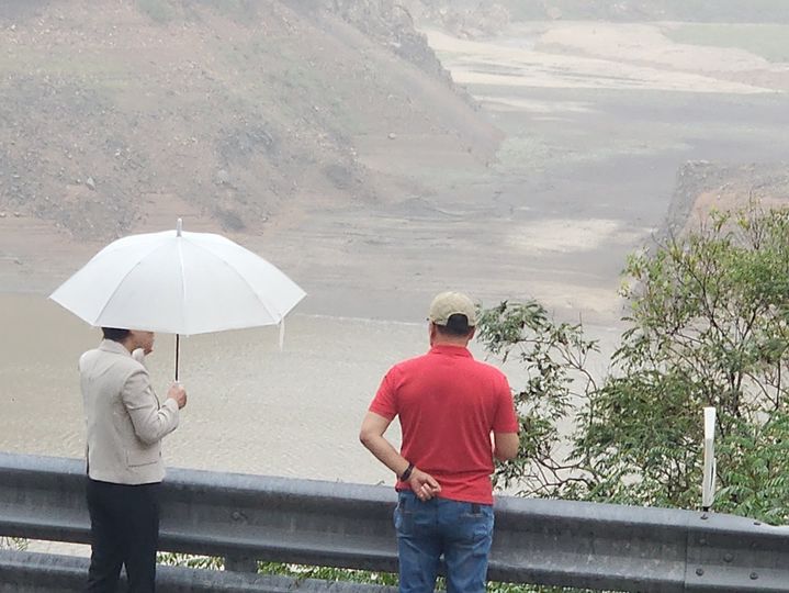 [강릉=뉴시스] 최악의 가뭄을 겪는 가운데 강릉 시민이 오봉저수지를 바라보고 있다.2025.09.17.grsoon815@newsis.com *재판매 및 DB 금지
