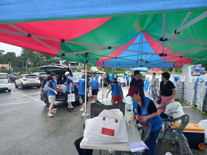 [강릉=뉴시스] 강릉시가 거동이 불편한 장애인 가정을 대상으로 생수를 배부하고 있다.(사진=강릉시 제공)photo@newsis.com *재판매 및 DB 금지