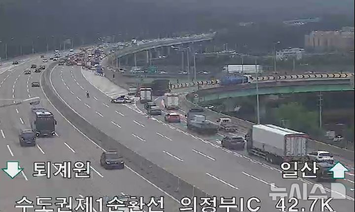 [의정부=뉴시스] 수도권제1순환고속도로 의정부IC 교통사고. (사진=도시교통정보센터) 2025.09.18 photo@newsis.com
