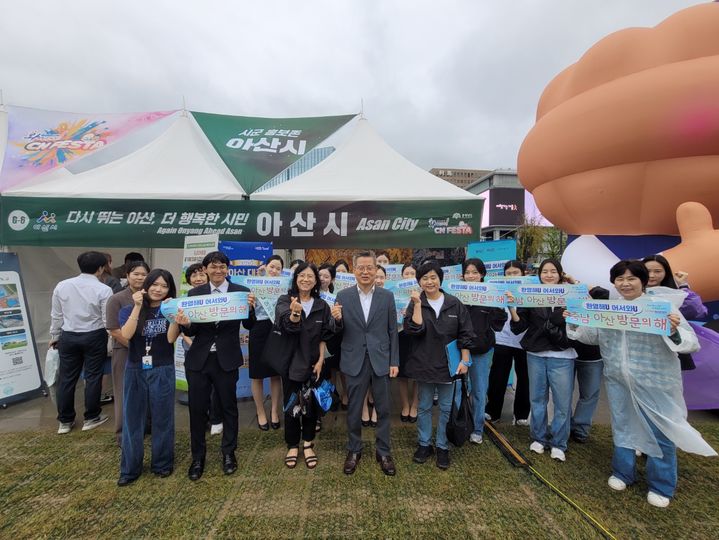 [아산=뉴시스] 충남 아산시가 17일 서울 광화문광장에서 열린 WOW CN 페스타에 참여해 지역 관광 상품을 홍보했다. (사진=아산시 제공) 2025.09.18 photo@newsis.com *재판매 및 DB 금지