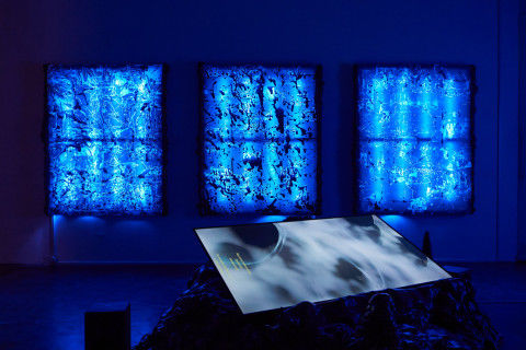 언씬 네러티브즈-1, 혼합재료, 가변 설치, 2025(위). 무덤 없는 유령, 싱글채널 비디오, 5분 32초, 2025(아래). *재판매 및 DB 금지