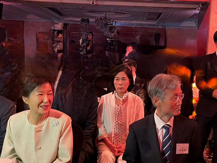 [서울=뉴시스] 최민희 의원(가운데)과 박근혜 전 대통령(왼쪽), 조희대 대법원장(오른쪽). (사진=최민희 의원 페이스북 캡처) *재판매 및 DB 금지