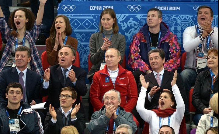  [서울=뉴시스] 드미트리 코자크 크렘린궁 부실장(가운데 줄 왼쪽 두 번째·당시는 부총리)이 2014년 2월 9일 소치 동계올림픽 경기장에서 블라디미르 푸틴 대통령(가운데 줄 왼쪽 세 번째)과 함께 앉아 박수를 치고 있다.(출처: 위키피디아) 2025.09.18. *재판매 및 DB 금지