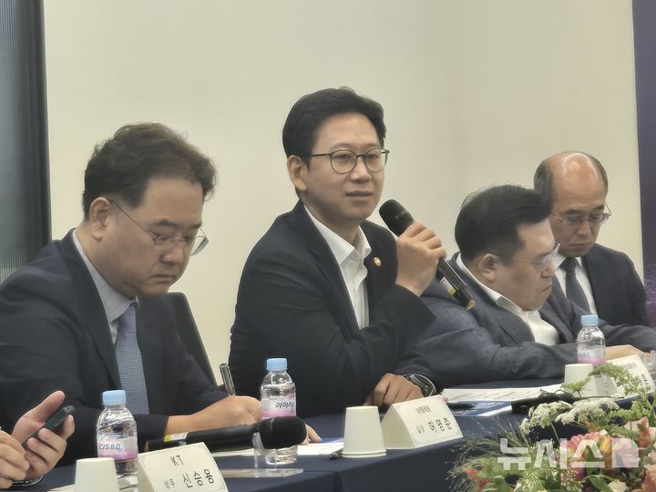 [서울=뉴시스]배경훈 과학기술정보통신부 장관이 18일 서울 강남구 한국통신사업자연합회(KTOA)에서 진행된 모험·혁신적 인공지능(AI) 투자 추진 간담회에서 발언하고 있다. (사진=윤현성 기자)