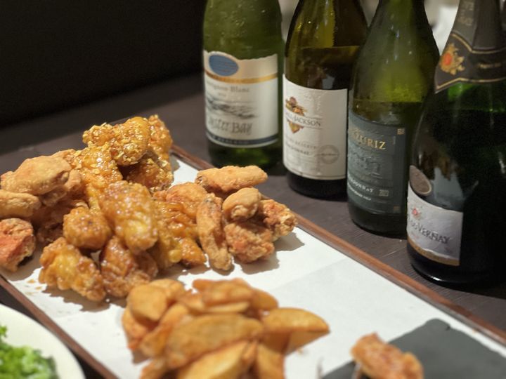 [서울=뉴시스] 김민성 기자=(왼쪽부터) 오이스터베이 소비뇽 블랑, 캔달잭슨 빈트너스 리저브 샤르도네, 에라주리즈 그란 리제르바 샤르도네, 뵈브 드 베르네 브뤼 등 화이트와인 4종과 교촌치킨의 모습. 2025.09.17. kms@newsis.com *재판매 및 DB 금지