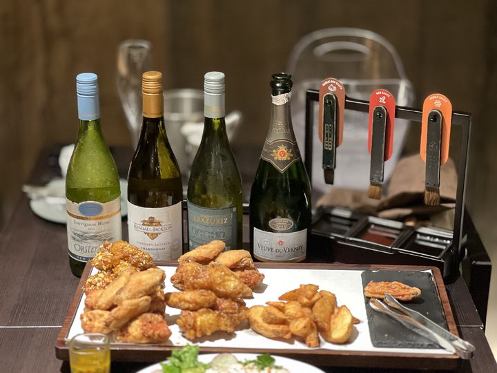 [서울=뉴시스] 김민성 기자=(왼쪽부터) 오이스터베이 소비뇽 블랑, 캔달잭슨 빈트너스 리저브 샤르도네, 에라주리즈 그란 리제르바 샤르도네, 뵈브 드 베르네 브뤼 등 화이트와인 4종과 교촌치킨의 모습. 2025.09.17. kms@newsis.com *재판매 및 DB 금지