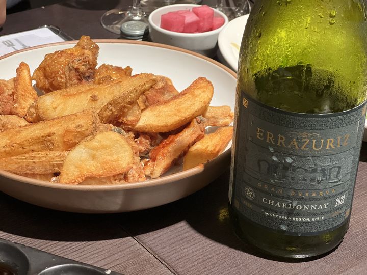 [서울=뉴시스] 김민성 기자=아영FBC가 수입하는 에라주리즈 그란 리제르바 샤르도네 와인과 교촌치킨, 웨지감자 모습. 2025.09.17. kms@newsis.com *재판매 및 DB 금지