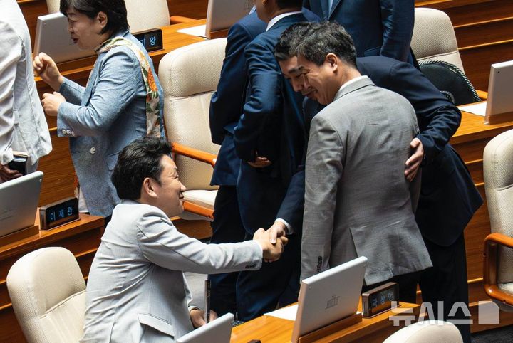 [서울=뉴시스] 서울 여의도 국회 본회의장에서 동료 의원들의 격려를 받고 있는 곽상언 더불어민주당 의원. (사진=곽상언 페이스북)