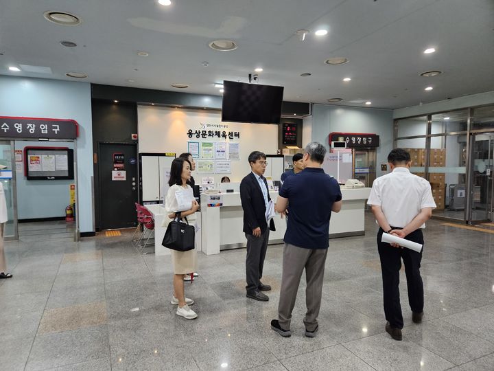 [양산=뉴시스] 김신호 부시장이 웅상문화체육센터를 방문해 현장행정을 펼치고 있다. (사진=양산시 제공) 2025.09.18. photo@newsis.com *재판매 및 DB 금지