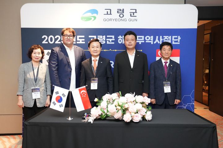 [고령=뉴시스] 이남철(가운데) 군수가 협약을 맺고 있다. (사진=고령군 제공) 2025.09.18 photo@newsis.com *재판매 및 DB 금지