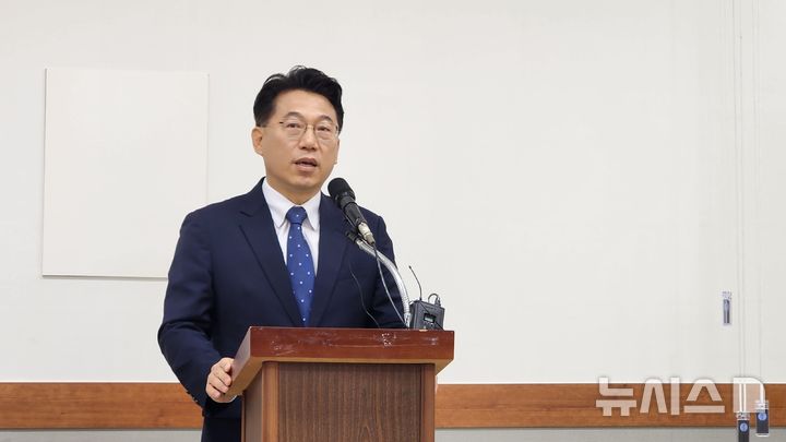 [청주=뉴시스] 임선우 기자 = 더불어민주당 허창원 전 충북도의원이 18일 청주시청 브리핑룸에서 기자회견을 열어 내년 청주시장선거 출마를 선언하고 있다. 2025.09.18. imigiza@newsis.com