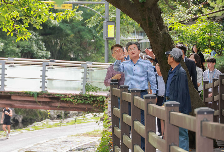 [대전=뉴시스] 조명휘 기자 = 정용래 대전 유성구청장이 지난 10일 진행된 온천2동 현장행정에서 학사마을 인근 유성천 데크 정비공사 진행 상황을 점검하고 있다. (사진= 유성구 제공) 2025.09.18. photo@newsis.com *재판매 및 DB 금지