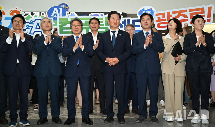 [광주=뉴시스] 이현행 기자 = 정청래 더불어민주당 대표와 강기정 광주시장이 18일 오전 광주 서구 광주시청 로비에서 더불어민주당-광주광역시 예산정책협의회에 앞서 기념촬영 하고 있다. 2025.09.18. lhh@newsis.com