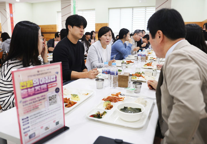 [세종=뉴시스]송미령 농림축산식품부 장관이 18일 전북대학교를 방문해 '천원의 아침밥'을 지원받는 대학생과 소통하는 시간을 가지고 있다. (사진=농림축산식품부 제공) *재판매 및 DB 금지