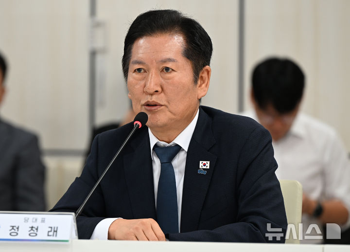 [광주=뉴시스] 이현행 기자 = 정청래 더불어민주당 대표가 18일 오전 광주 서구 광주시청에서 열린 광주광역시-더불어민주당 예산정책협의회에서 인사말을 하고 있다. 2025.09.18. lhh@newsis.com