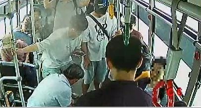 [천안=뉴시스] 천안 시내버스 기사인 최수일씨가 지난 6일 버스 내에서 갑자기 의식을 잃고 쓰러진 70대 남성에게 심폐소생술을 실시하고 있는 모습. (사진=천안시 제공) photo@newsis.com *재판매 및 DB 금지