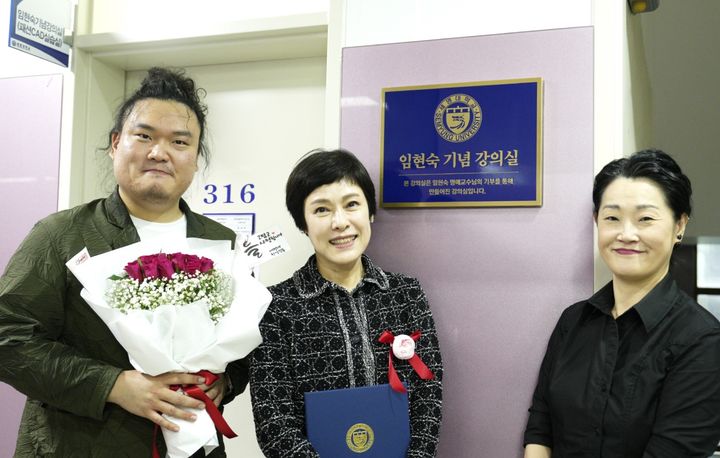 최첨단 강의실 선물한 세명대 임현숙(가운데) 명예교수. *재판매 및 DB 금지